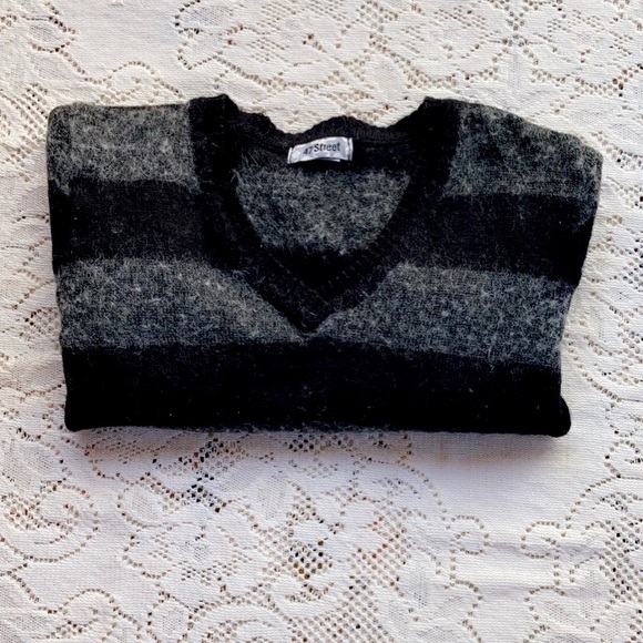 47th  STREET V-NECK STRIPED WOOL SWEATER - Picture 4 of 7